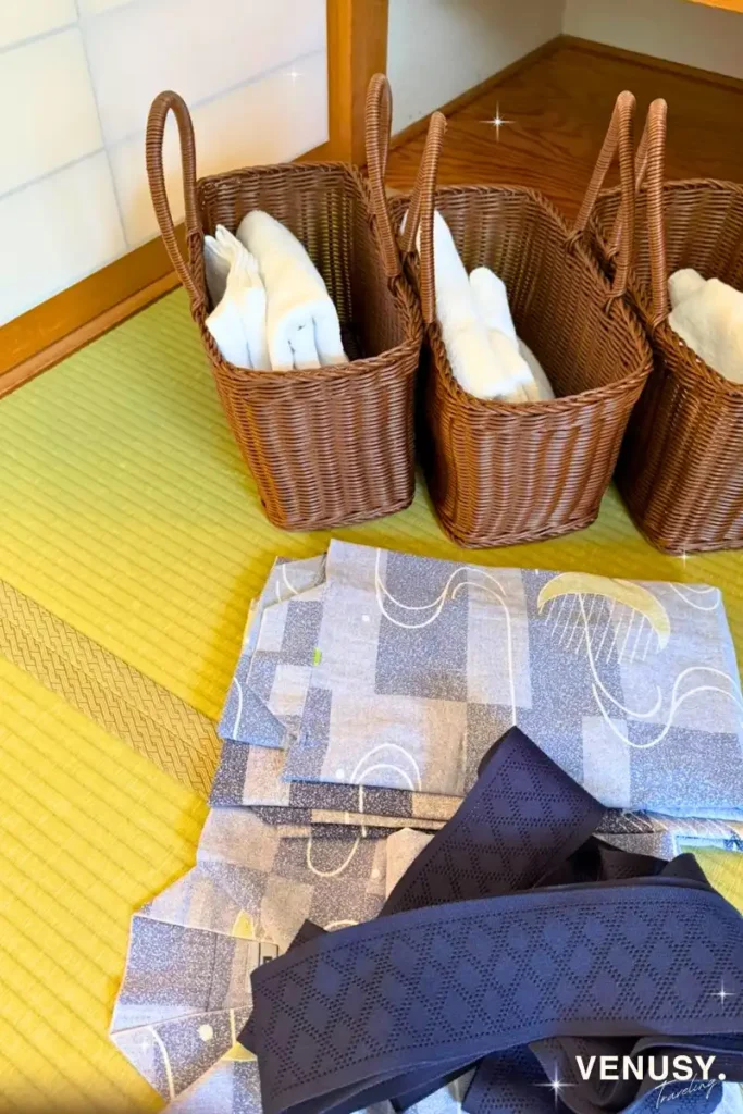 宇奈月温泉やまのは口コミで紹介する客室に用意された浴衣と温泉用かごバッグ